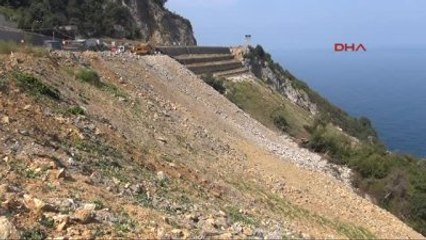 Zonguldak Kamyon 30 Metrelik Uçuruma Yuvarlandı