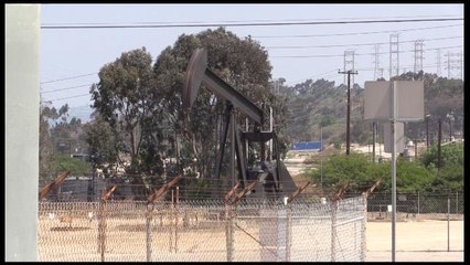 La odisea de un barrio de Los Ángeles que tiene de vecino a una planta de petróleo