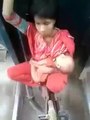 معصوم بچہ گود میں لئے ٹرین کے ڈبوں کے درمیان خطرناک سفر کرتی ایک ماں