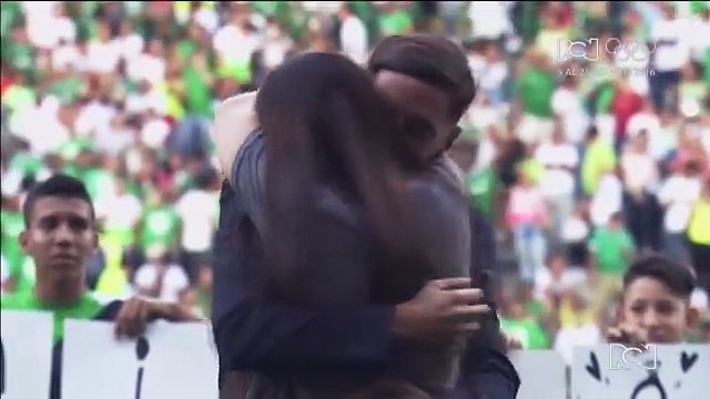 Luis calderón, joueur du Deportivo Cali fait sa demande de mariage dans le stade devant 20.000 personnes