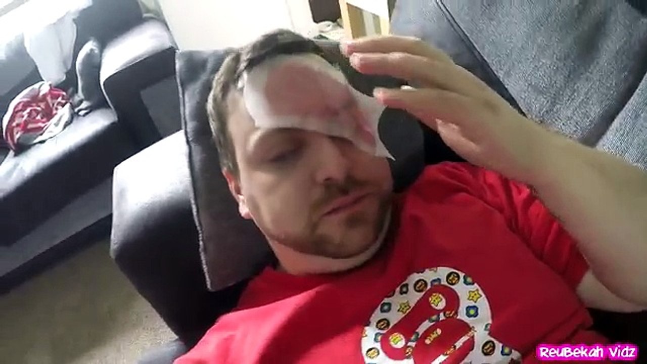 Elle colle une bande de cire sur le visage de son mari, hilarant !