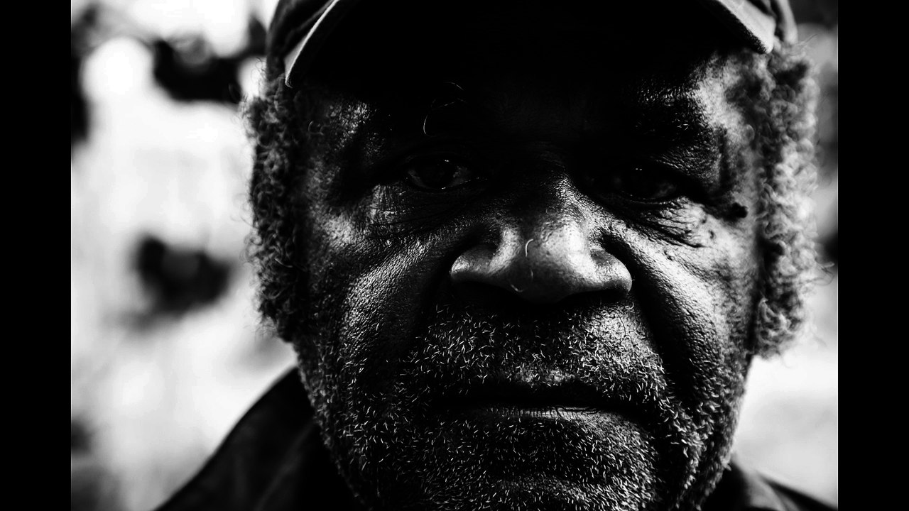 Voyage en terre indigène, les indiens Logis de la Sierra Nevada et avec les Penans, Des paroles et des actes
