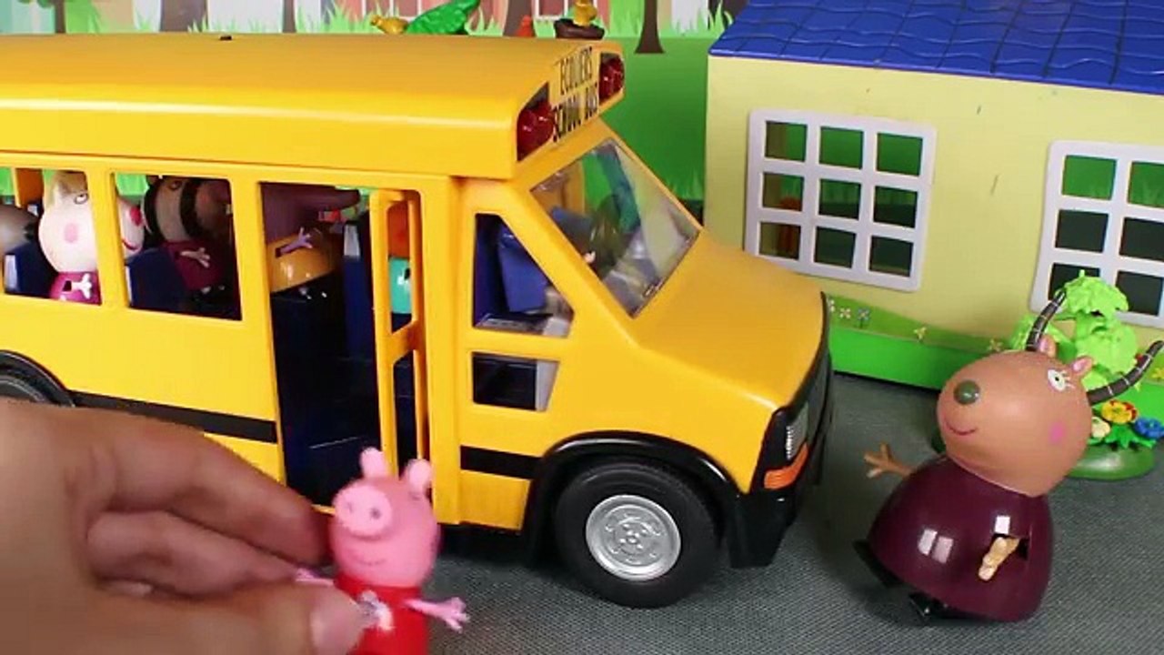 Peppa Pig toys in English - Peppa poops in class