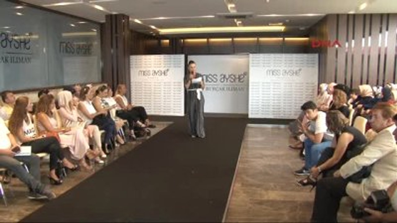 Mankenler 'Darbe Girişimine Karşı' Podyumda Yürüdü