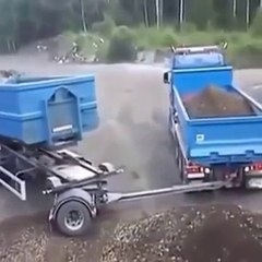 Ce chauffeur décharge son camion comme un boss !