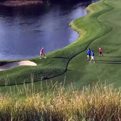 Baston sur le green entre 2 golfeurs!