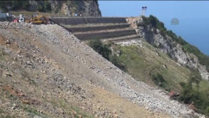 Toprak Kayması Sonucu Park Halindeki Kamyon 30 Metreden Uçuruma Yuvarlandı
