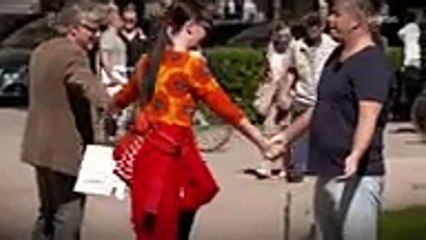 "Je suis sérépositif , toucher moi". Attendez de voir la réaction des passants.