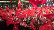 Demokrasi Nöbeti'nde Cnn Türk Ekranında Başbakan Yıldırım'ı İzlediler