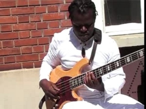 Bisou Bass, Makossa sur la 5 cordes (Cameroun)