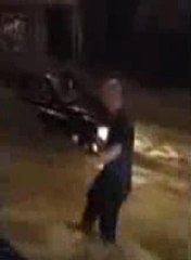 Sel sularına kapılan kadın insan zinciriyle böyle kurtarıldı