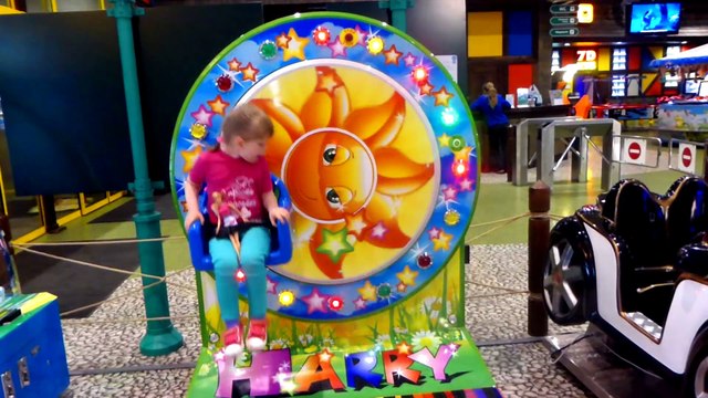 Кукла Барби и Ника. Поход в детский развлекательный центр - Веселые аттракционы. Barbie Doll