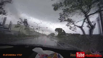 Voiture avalée par une tornade