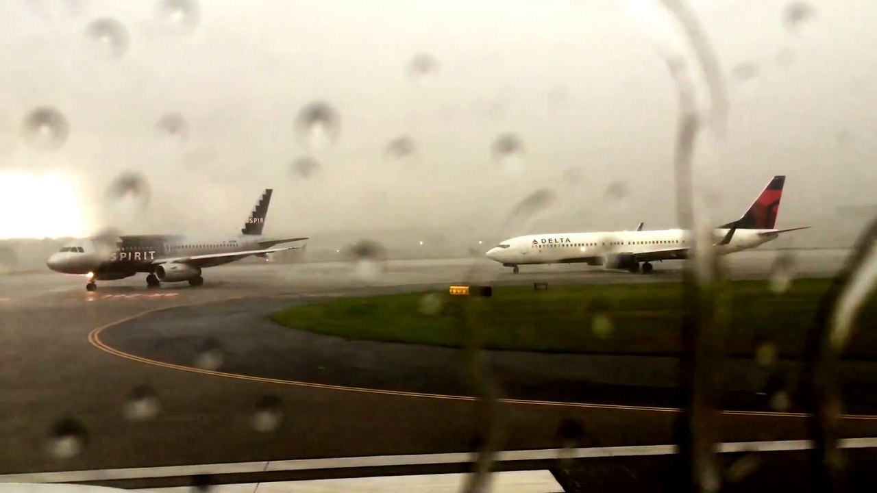 Un avion de ligne frappé par la foudre sur un aéroport