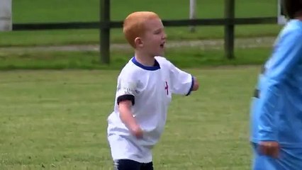 Télécharger la video: Ce gamin amputé des jambes et des bras joue son premier match de football  avec des prothèse. Magique!!!!