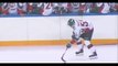 Ce joueur de hockey a une technique très spéciale pour marquer son penalty... En mode javelot