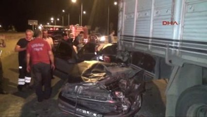 Adıyaman Işıkta Bekleyen Kamyona Çarpan Otomobilin Sürücüsü Yaralandı