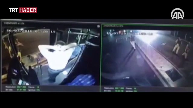 Canları pahasına askeri araçların çıkışını engellediler