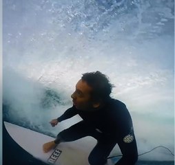 Ce surfeur se filme dans un tube