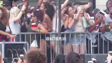 Malia Obama Gets Her Life At LOLLAPALOOZA!