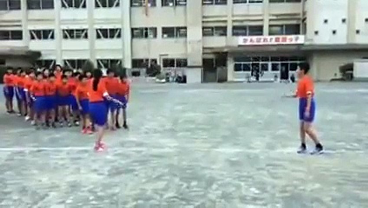 Азиатские дети прыгают через скакалку