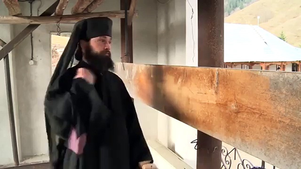 Румынский монах и доска