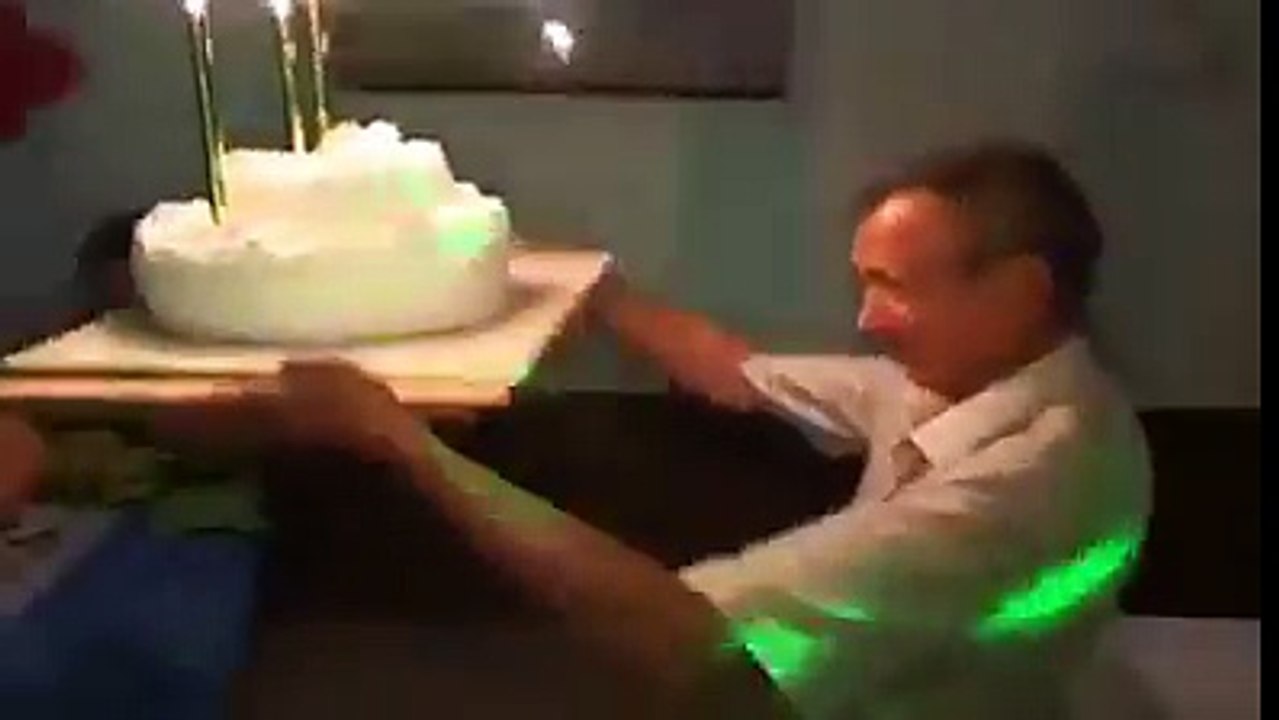 para mearse de risa "camarero se le cae la tarta al final"