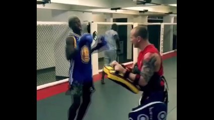 Paul Pogba impressionne au muay-thaï