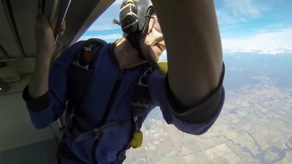 Il fait un malaise en plein saut en parachute... DIngue