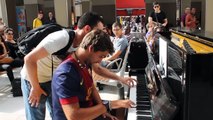 2 musiciens improvisent au piano dans une station de métro à paris... Magique