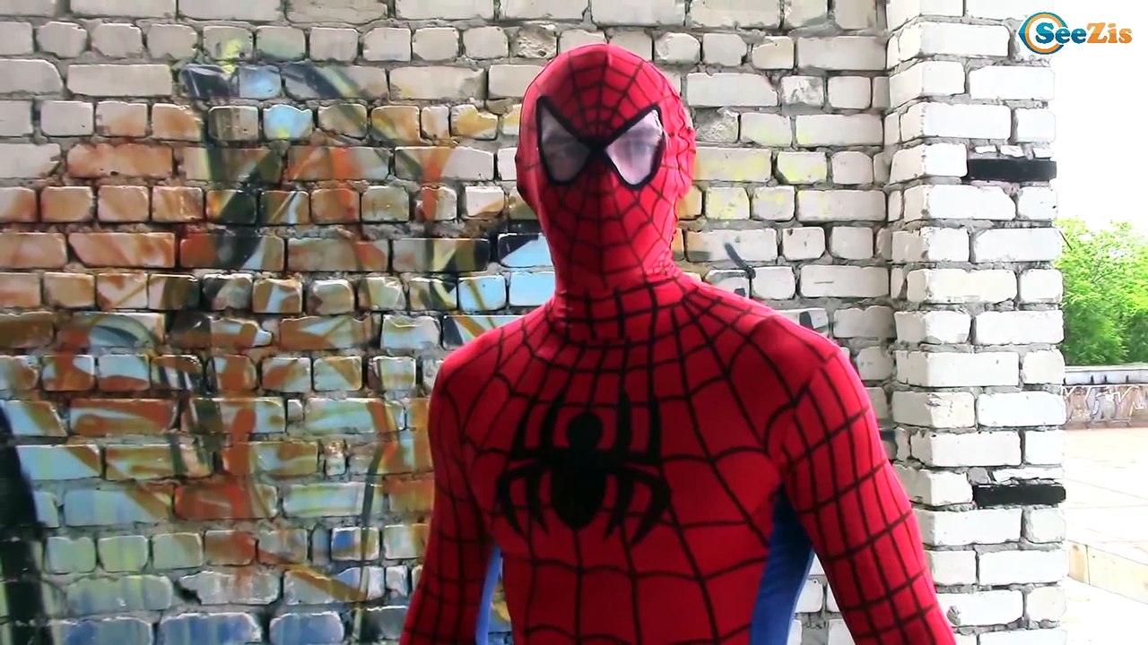 SPIDERMAN & BATMAN vs DEADPOOL & SPIDER GIRL – Superheroes Battles in Real Life