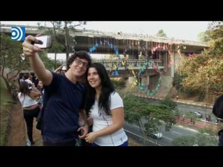 Anillos olímpicos humanos son desplegados en un puente de Sao Paulo