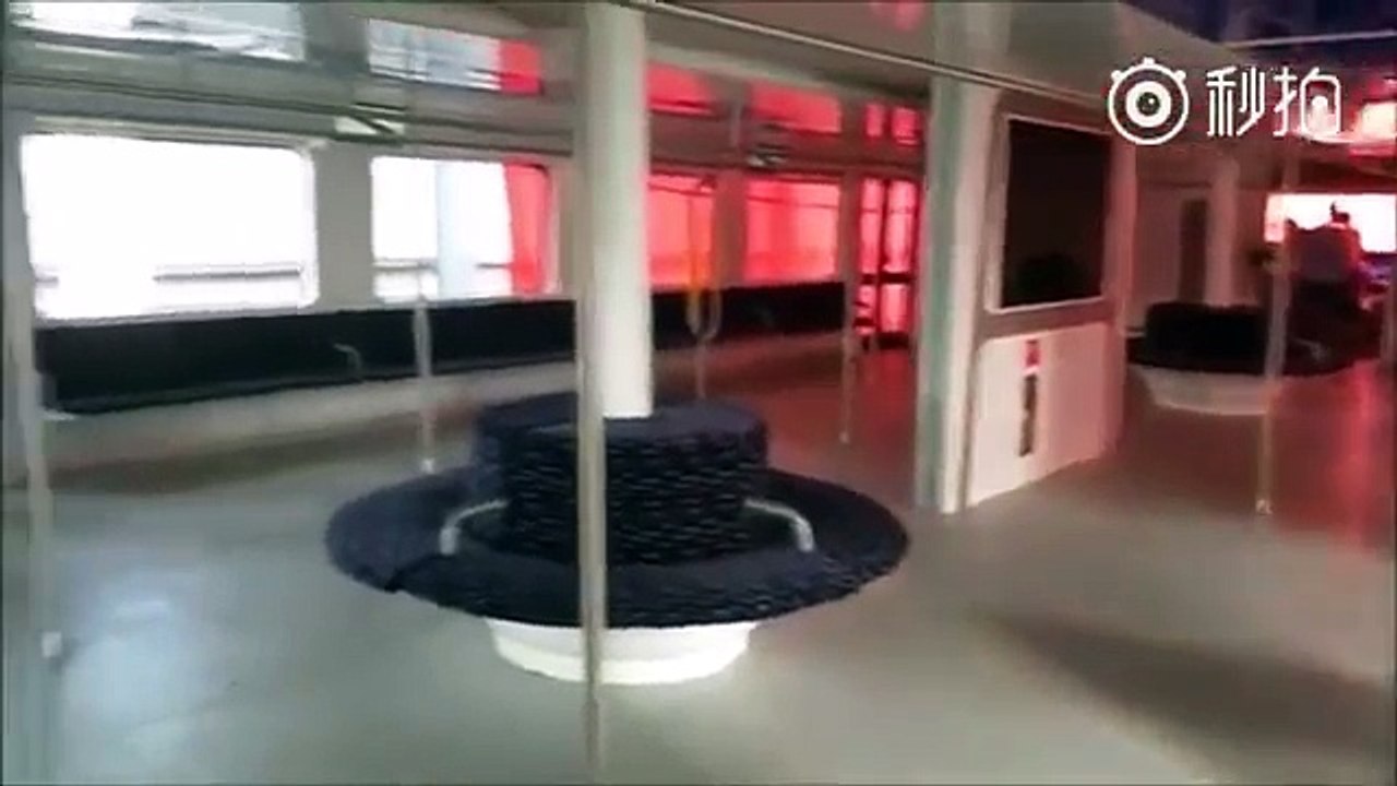 China inaugura "ônibus-túnel" capaz de passar por cima dos engarrafamentos