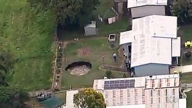 Ils se réveillent avec une énorme doline dans leur jardin