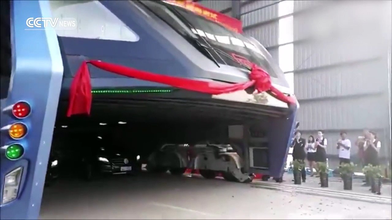 Un bus pour rouler par-dessus les voitures en chine !