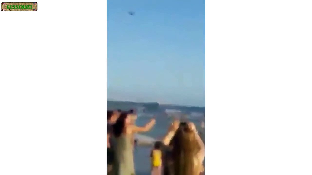Un hélicoptère Russe d'attaque amuse les touristes à la plage