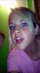 Des bruits suspects dans la chambre de sa mère, OUPS!