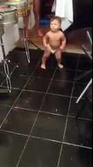 Ce bébé a le rythme dans le sang. Ses pas de danse sont à mourir de rire !