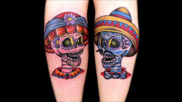 Tatuaje en pareja con calaveras