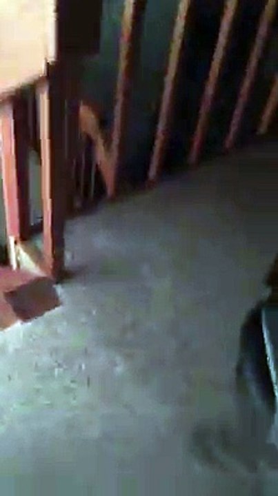 Un bruit provient d’une pièce de sa maison. Ce qu’il filme dans les escaliers lui glace le sang !