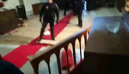 Évacuation de Sainte-Rita en pleine messe