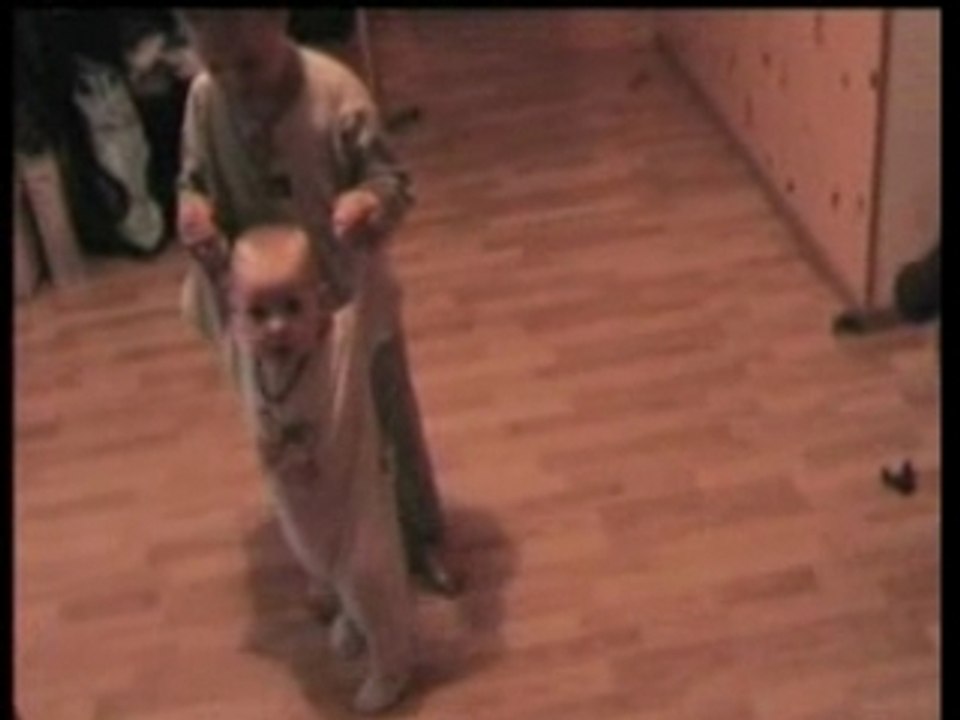 2007 07 23 Juillet - Ewan fait marcher Noah 1