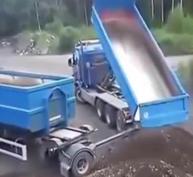 Un homme décharge son camion comme un maître.
