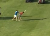 Deux hommes s'affrontent sur un terrain de golf.