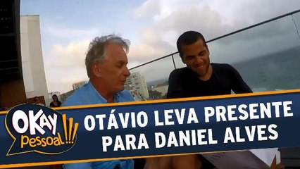 Otávio leva presente para Daniel Alves