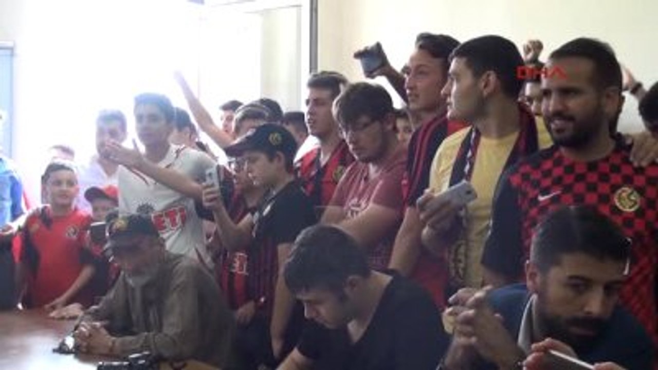 Semih Şentürk Eskişehirspor'la Sözleşme İmzaladı