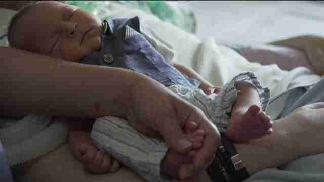 Padre enfermo de ELA ve el nacimiento de su hijo a través de Skype