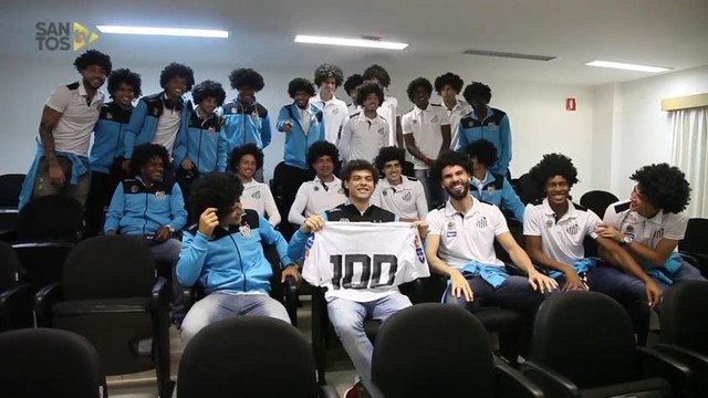 Victor Ferraz cai em pegadinha especial por 100 jogos no Santos