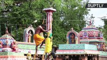 インドの奇祭「ココナッツ割り祭り」今年も開催！