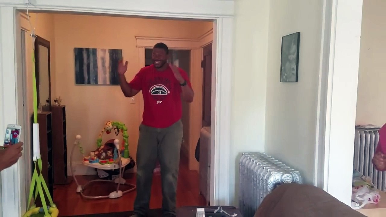 Un homme pleure quand il voit sa mère pour la première fois en dix ans